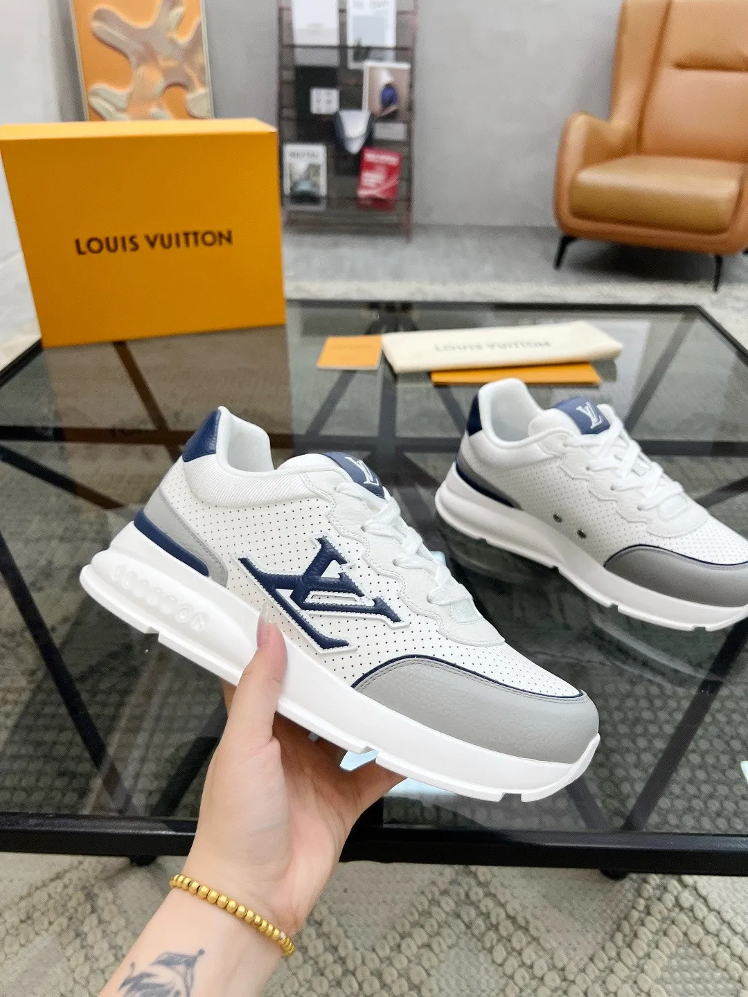 Factory price: 460💰Lv🔍Top purchasing agent🇮🇹 Road The most popular sports shoes for street men are available at the same counter. The uppers are imported cowhide fabrics from Italy, high-quality spliced colorful and complex handicrafts, imported comfortable mesh linings, soles: original soles specially provided by the original factory, T men's men's shoes 💰U foam exclusive movable molded soles are super comfortable, original factory and single goods, 🔍🔍high quality, you can enter and exit the counter at will, welcome to compare, code number 38-44, (45 customized)